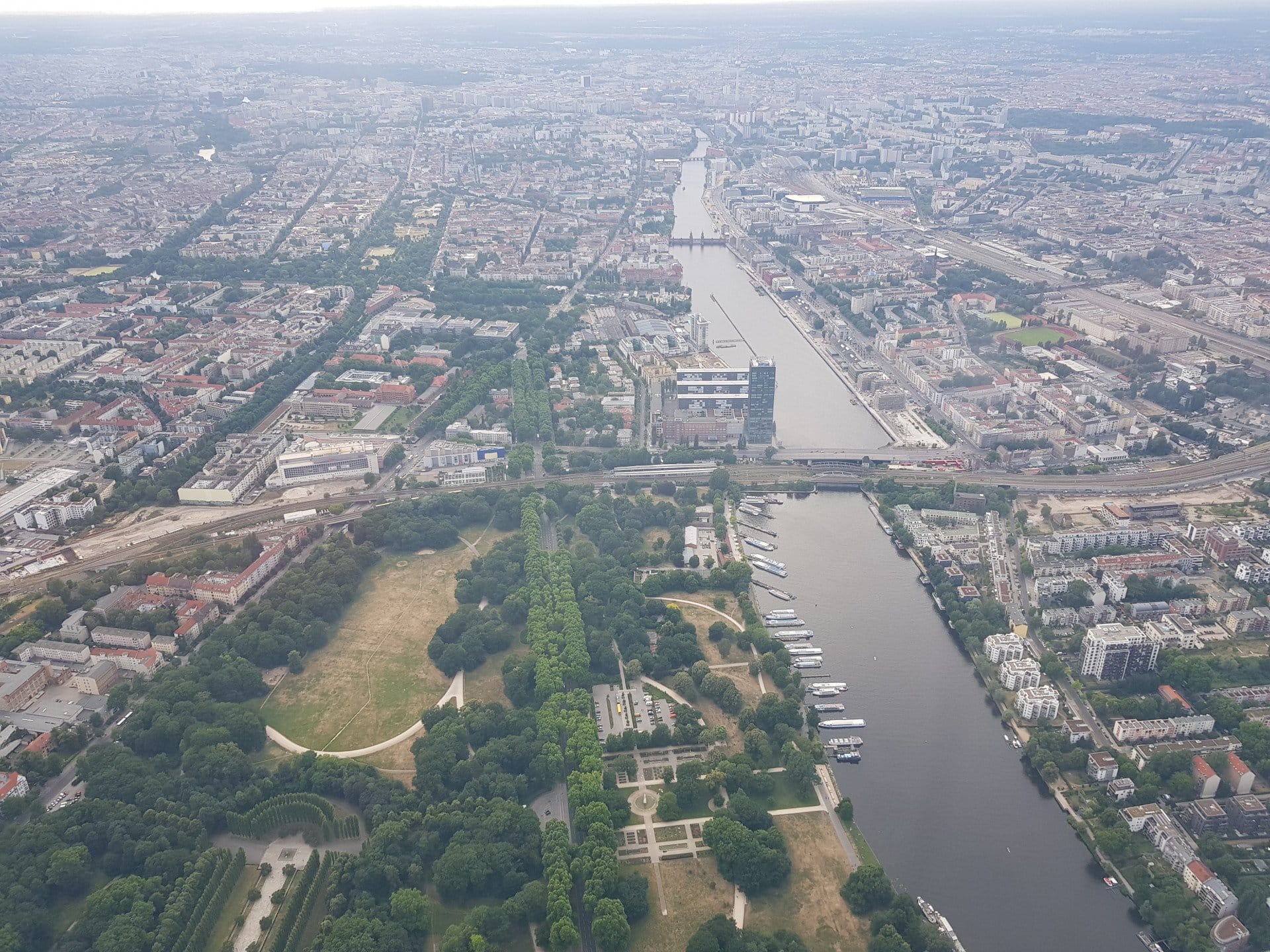 Rundflug über Berlin und Potsdam mit Tiefanflug BER C152