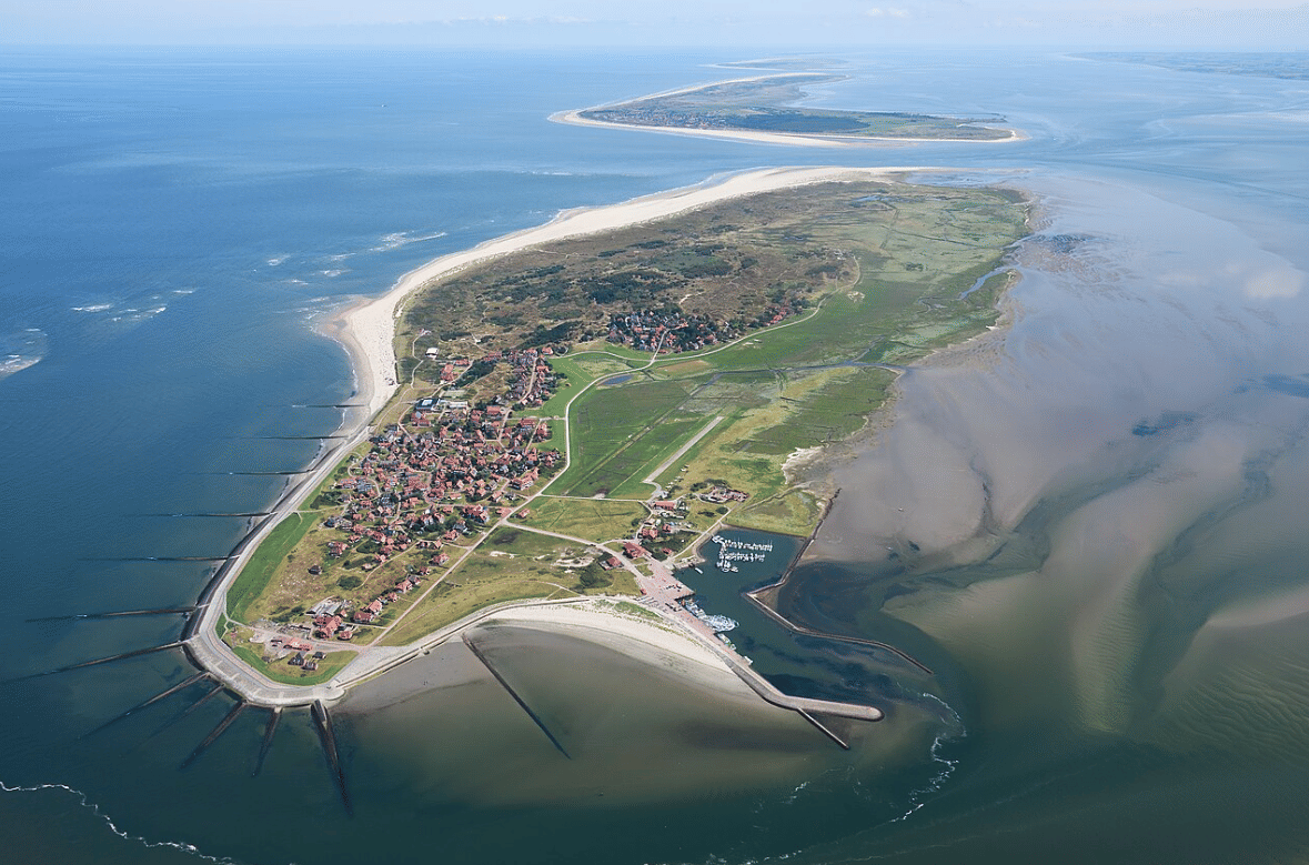 Noch etwas naher...(Oh ja, da ist tatsächlich unser kleiner Flughafen:-))