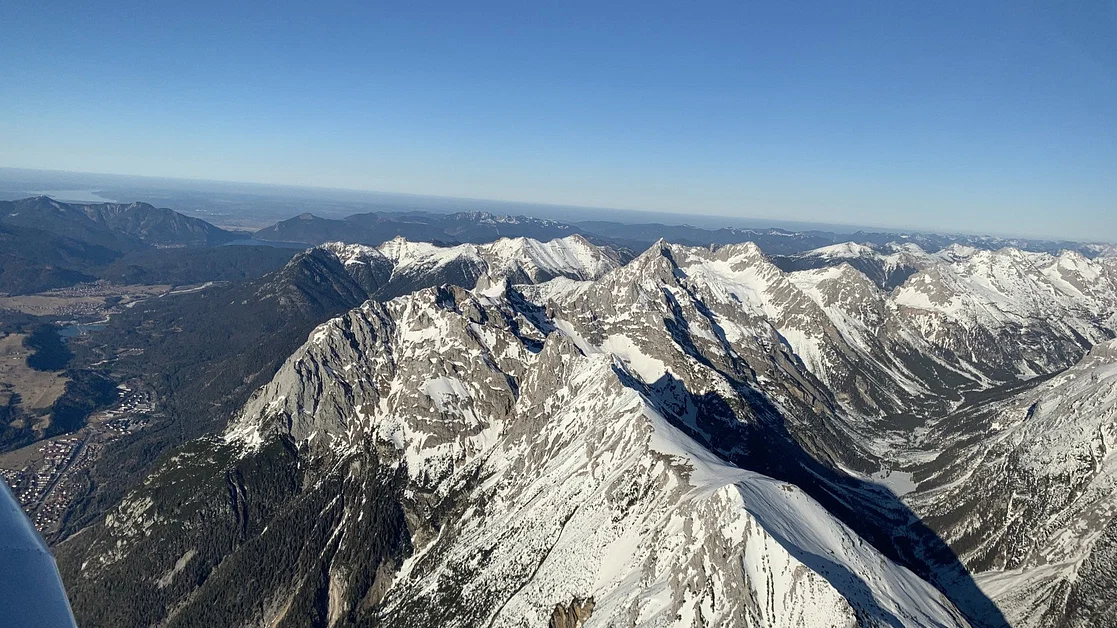 Alpenrundflug über die Zugspitze und das Karwendelgebirge