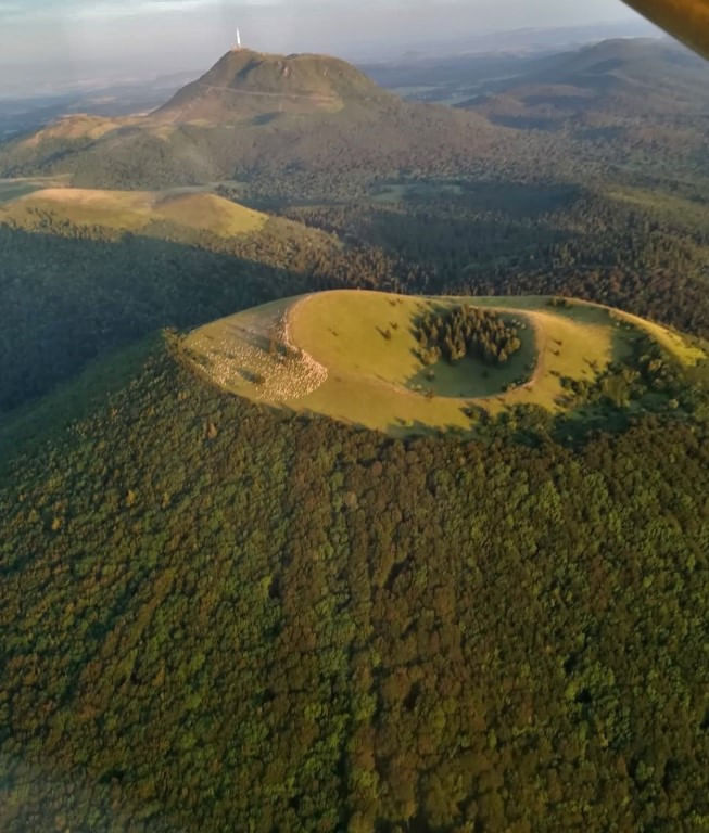 Le Puy de Côme et ses brebis en estive