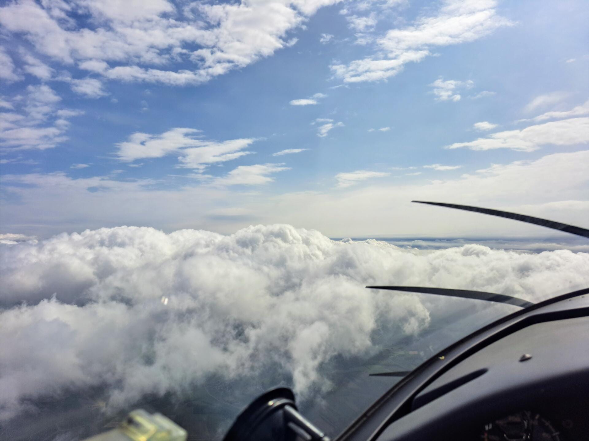 Über den Wolken mit der Aquila A210