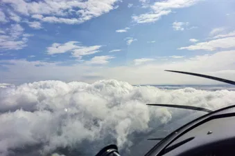 Über den Wolken mit der Aquila A210