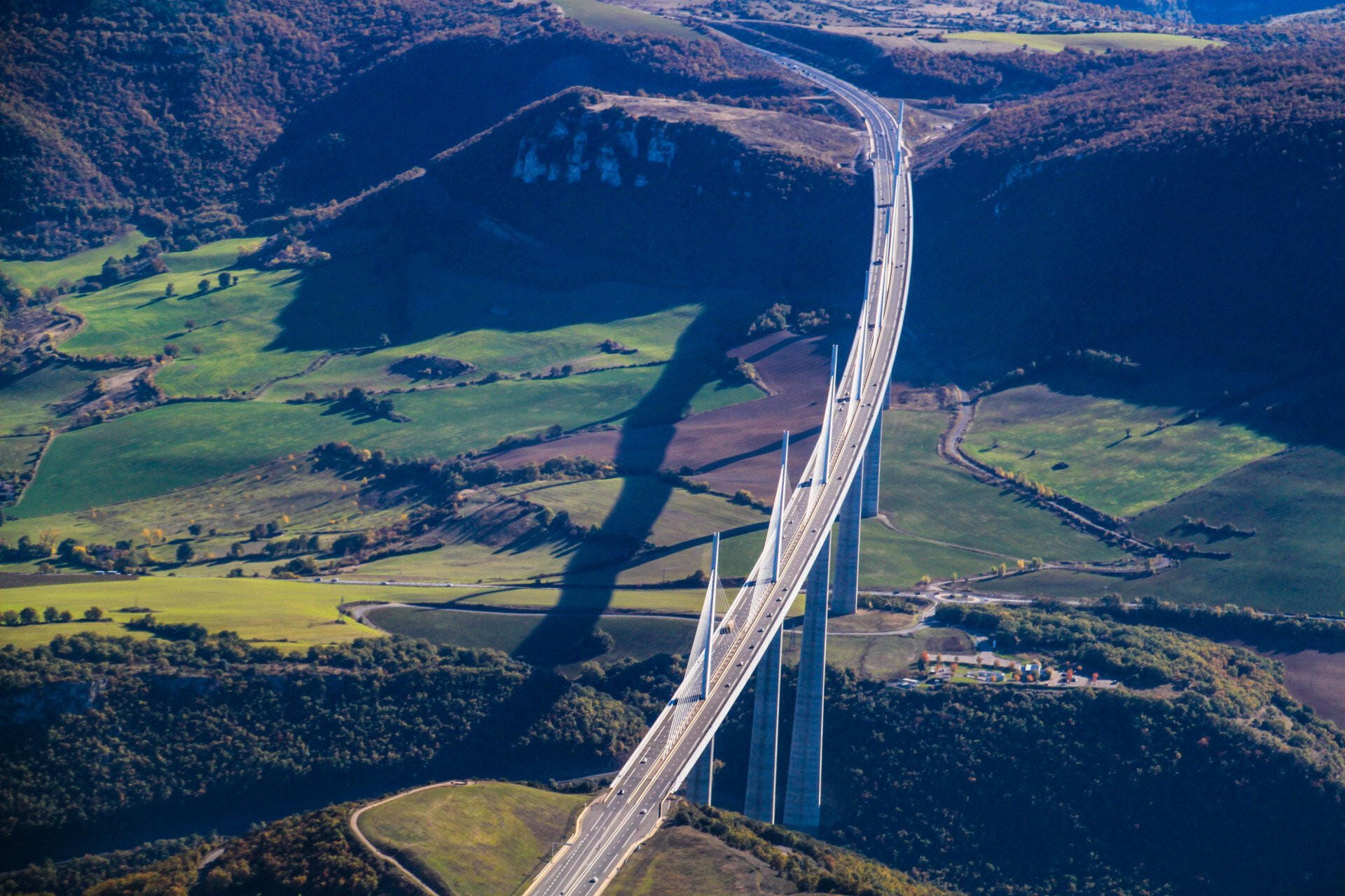 Balade aérienne sur le viaduc de Millau