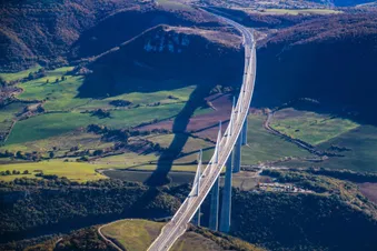Balade aérienne sur le viaduc de Millau