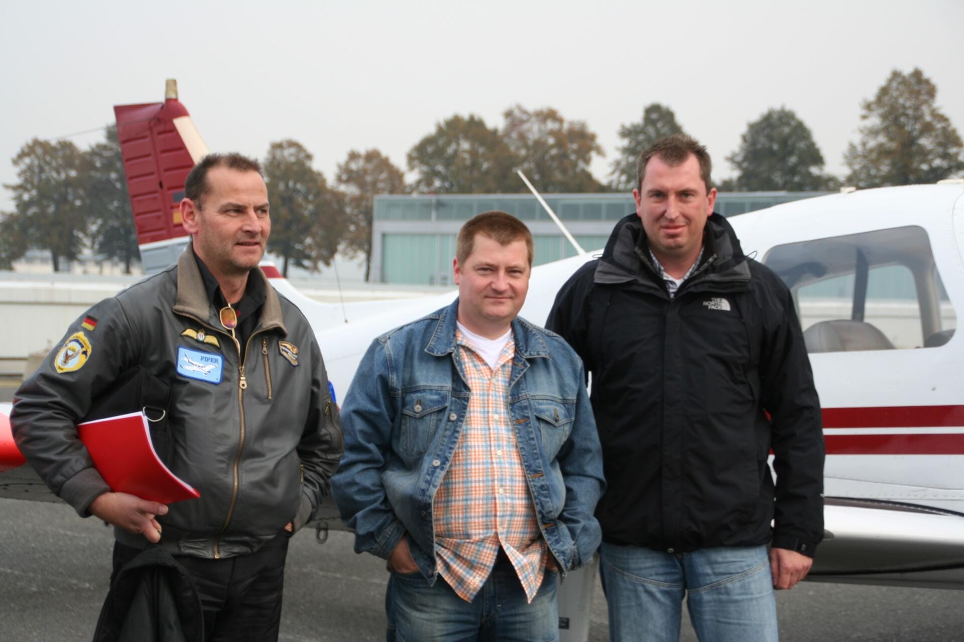 Vorbereitungen mit den Fluggästen. Einweisung in die Flugroute etc