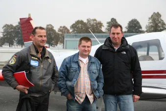 Vorbereitungen mit den Fluggästen. Einweisung in die Flugroute etc