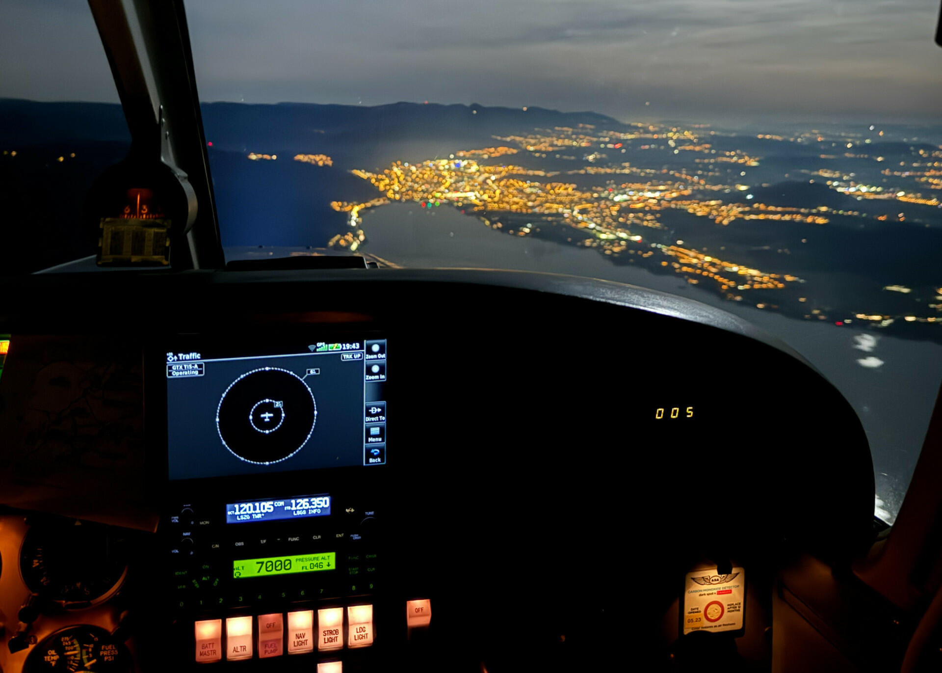 Blick auf die funkelnden Städte und Seen