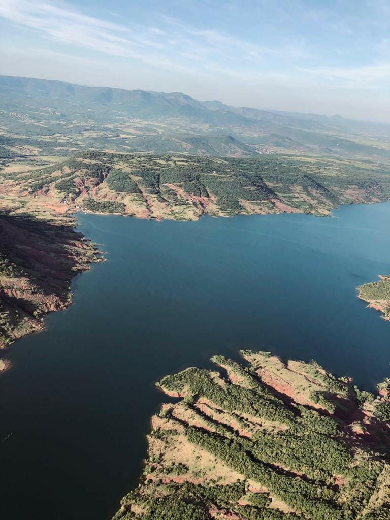 Survol Pic St Loup, Lac du Salagou, pays Héraultais (hélico)
