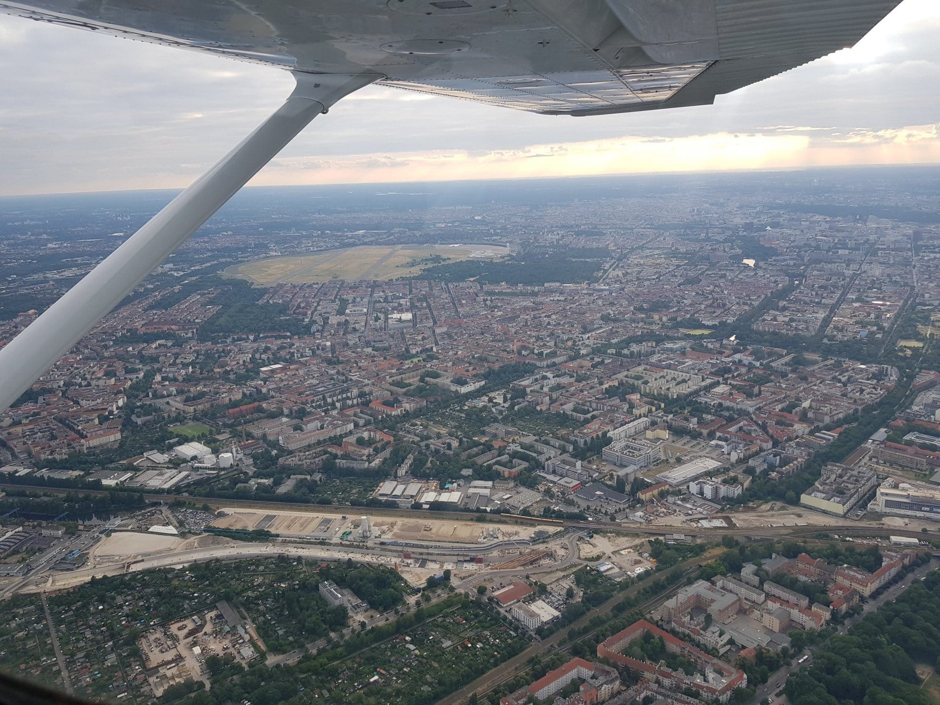 Rundflug über Berlin und Potsdam mit Tiefanflug BER C152
