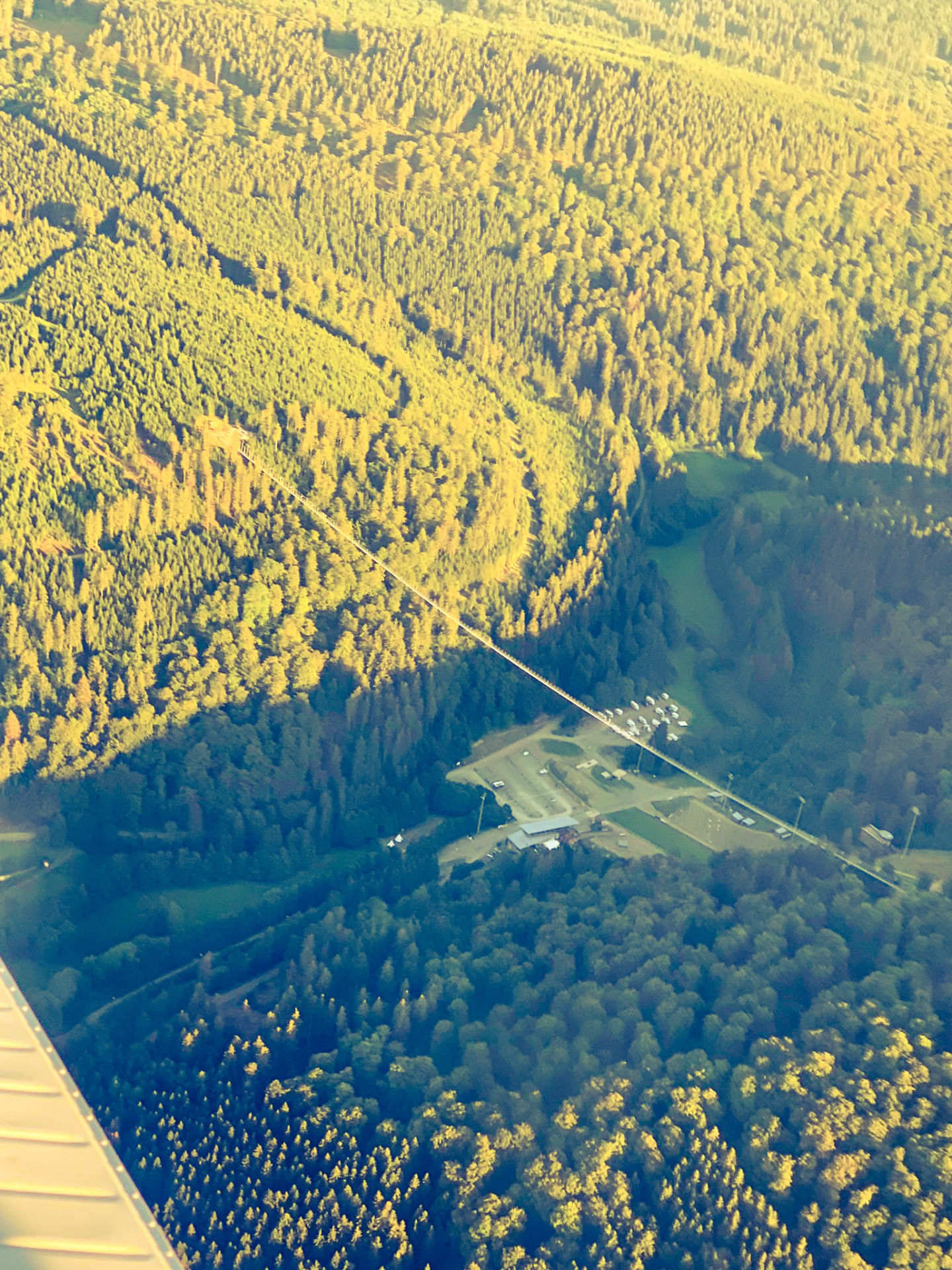 Ein dünner Strich diese Hängebrücke - Skywalk in Willingen