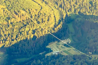Ein dünner Strich diese Hängebrücke - Skywalk in Willingen