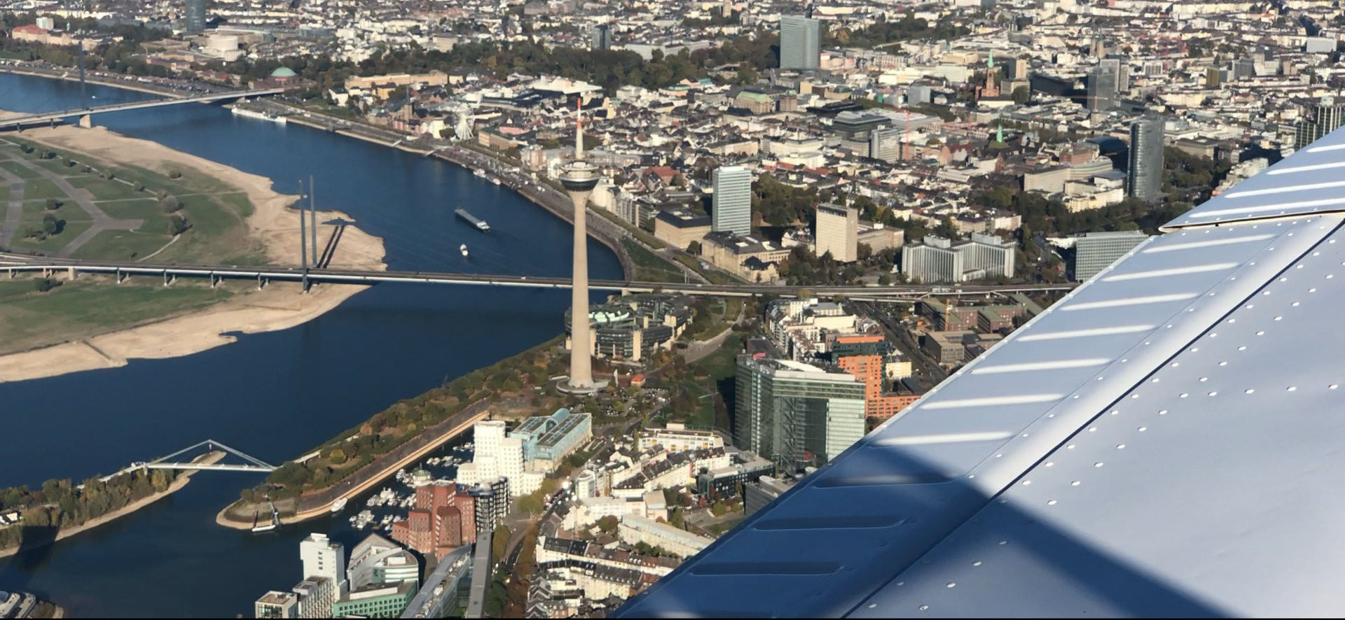 Rundflug über Düsseldorf City und Flughafen bis zu 3 Pers.