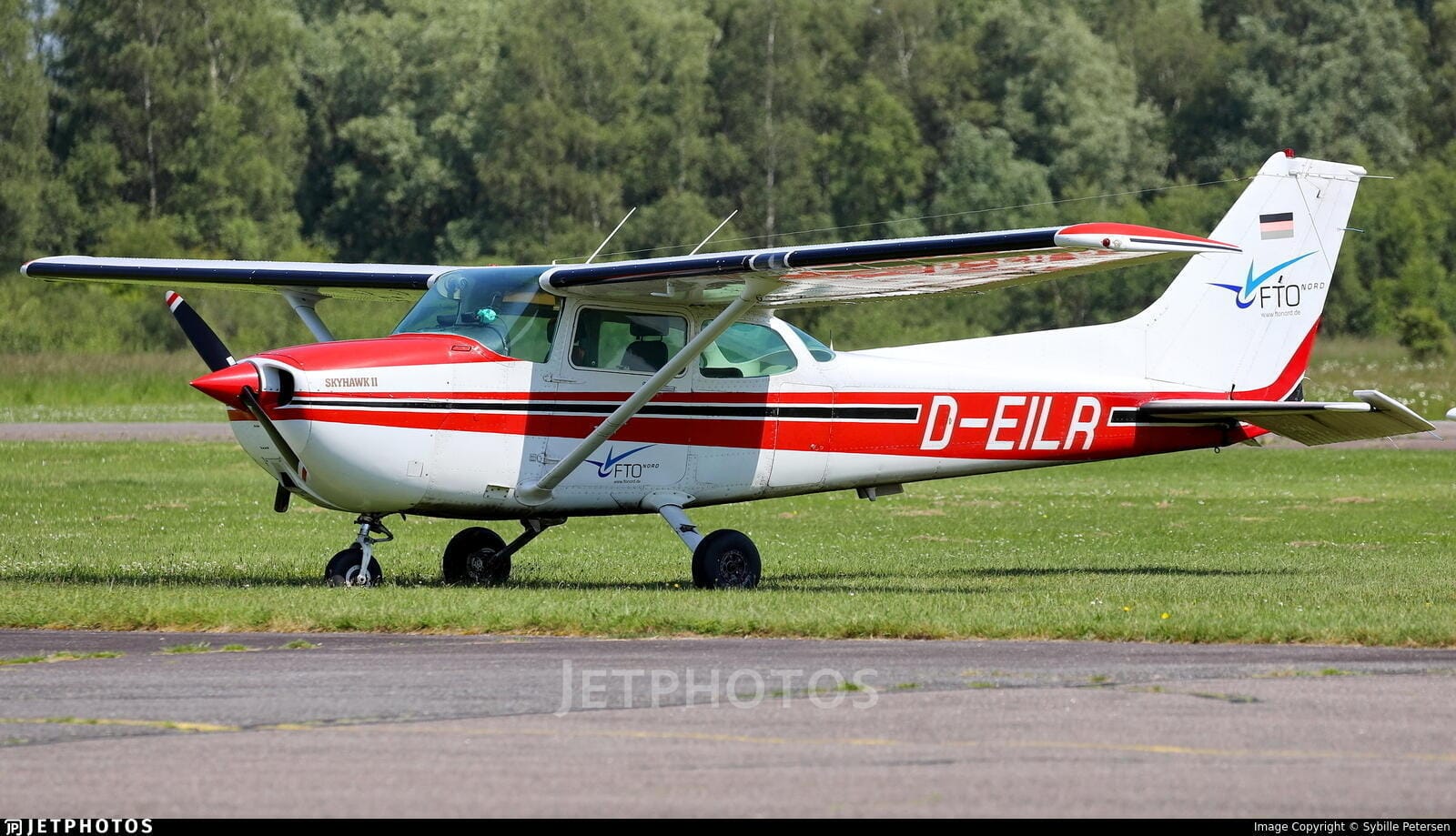 Seitliche Ansicht auf das Flugzeug