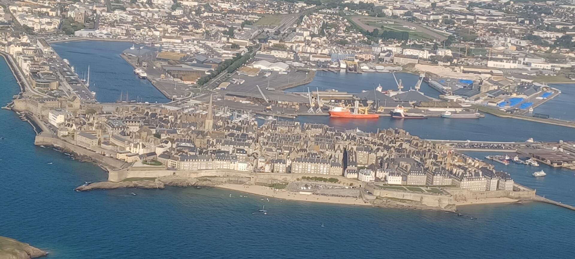 De St Brieuc au Mt St Michel: La côte d'Emeraude vue du ciel
