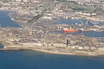 De St Brieuc au Mt St Michel: La côte d'Emeraude vue du ciel