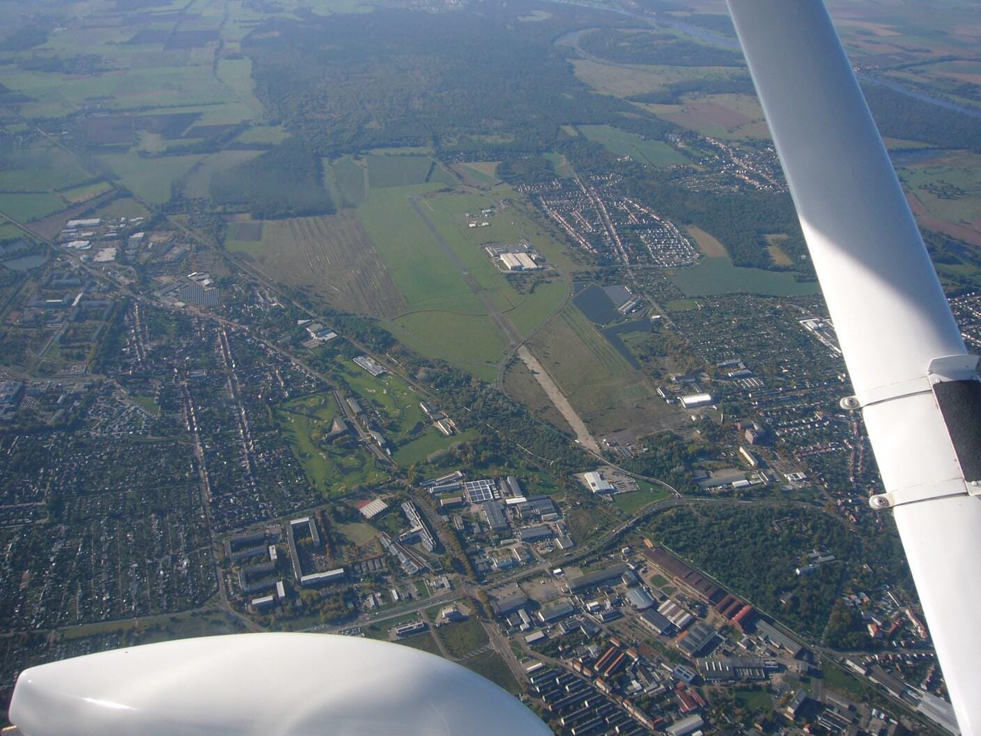 Flugplatz Dessau (EDAD), mit alter Junkers-Landebahn