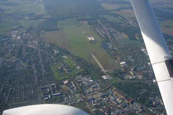 Flugplatz Dessau (EDAD), mit alter Junkers-Landebahn