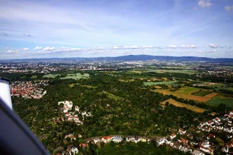 Blick über das Land zum Taunus