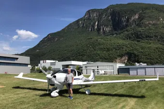 Flugzeug in Bozen