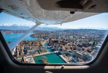 Rundflug über Zürich und die Seenlandschaft: Altstadt, Uetliberg und Zürichsee aus der Luft