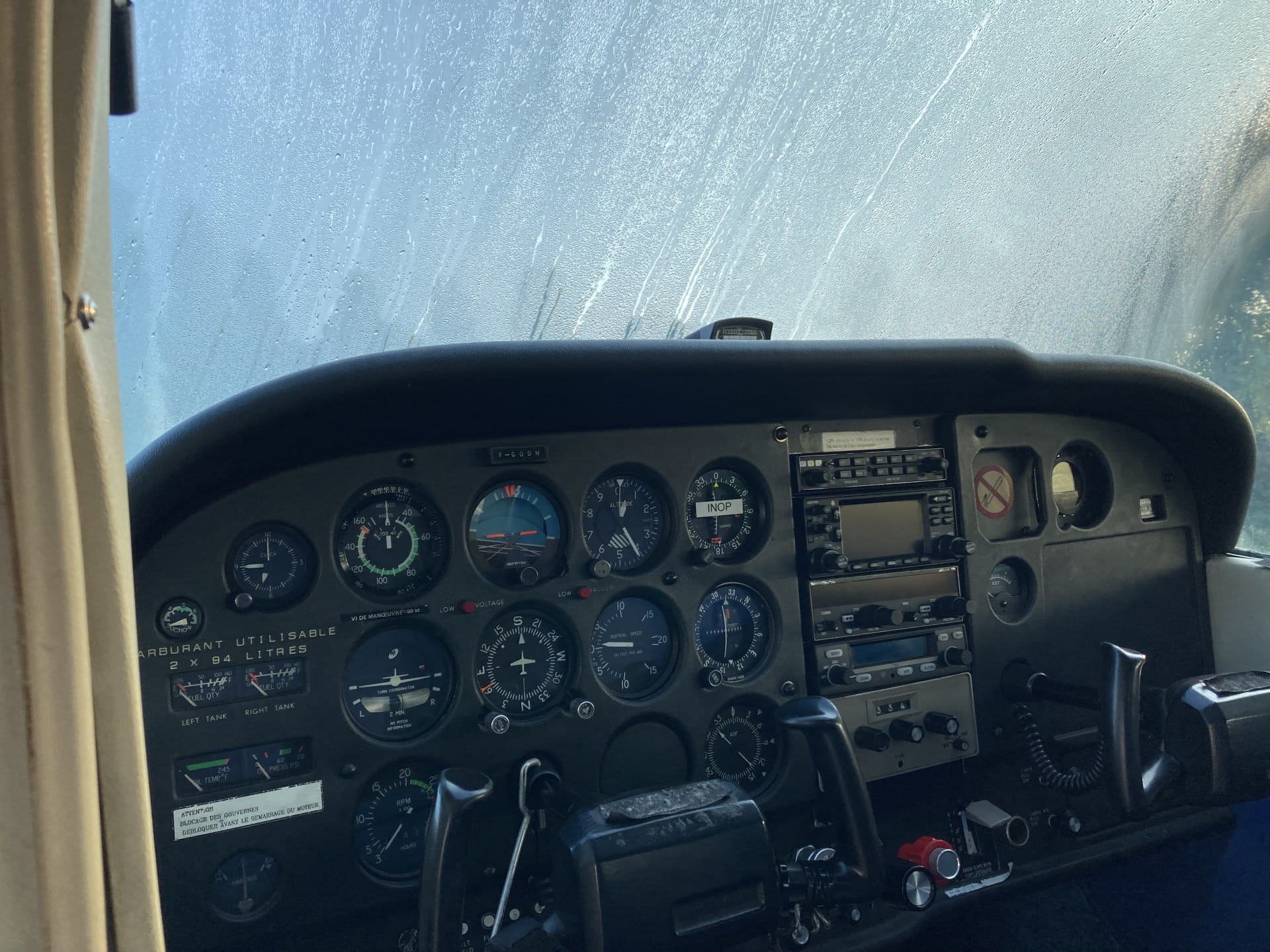 Cockpit du Cessna sous la rosée du matin