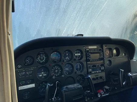 Cockpit du Cessna sous la rosée du matin