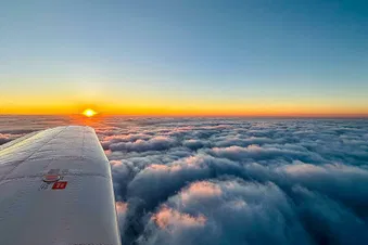 Hoch über den Wolken der Sonne entgegen