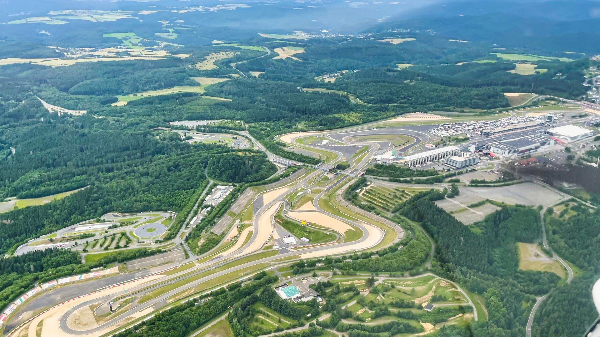 1h Rundflug über Ihre Wunschziele (2 Passagiere)