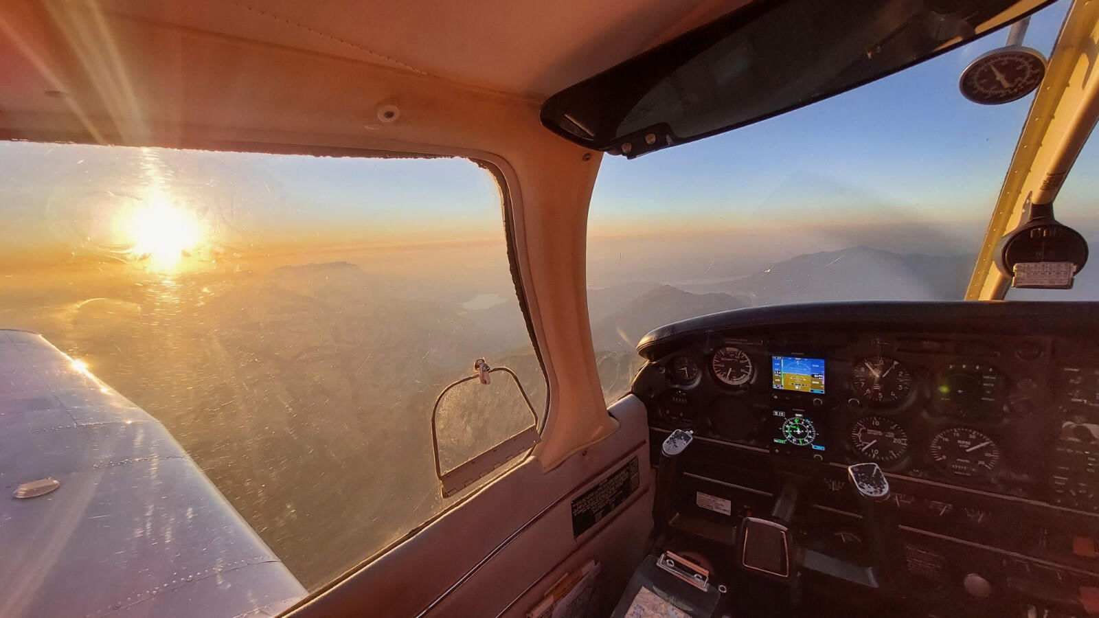Romantischer Sonnenuntergangsflug über Basel