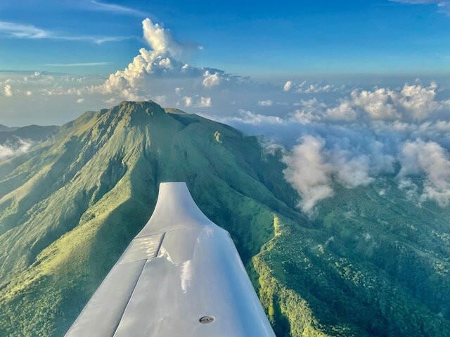 Survol du nord de l'île et de la Montagne Pelée