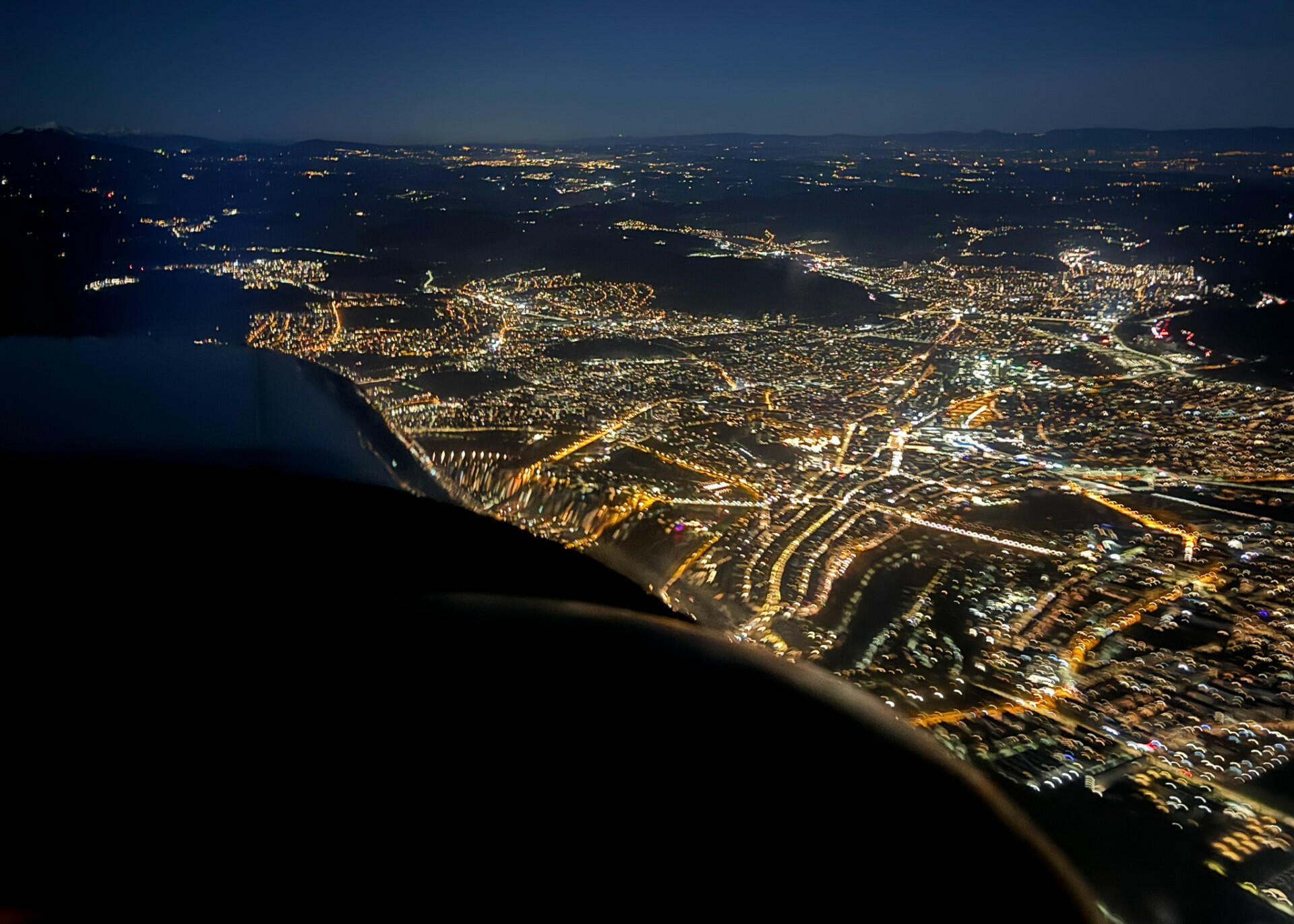 Überflug der Stadt Bern bei Nacht.