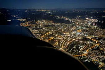 Überflug der Stadt Bern bei Nacht.