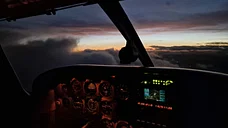 Blick auf die letzten Sonnenstrahlen aus dem Cockpit.