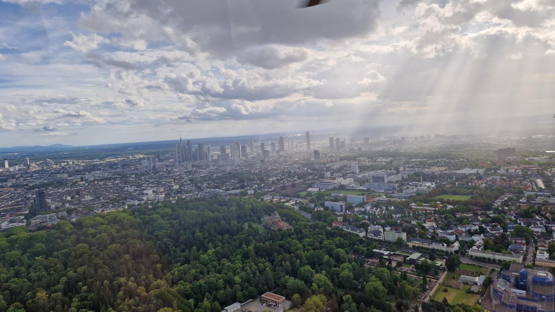 Großer Flug über Rhein-Main-Gebiet mit Frankfurt Skyline