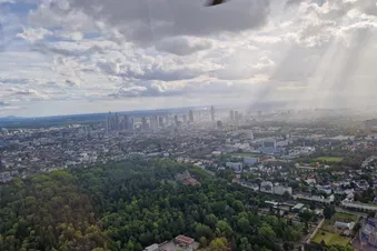 Großer Flug über Rhein-Main-Gebiet mit Frankfurt Skyline