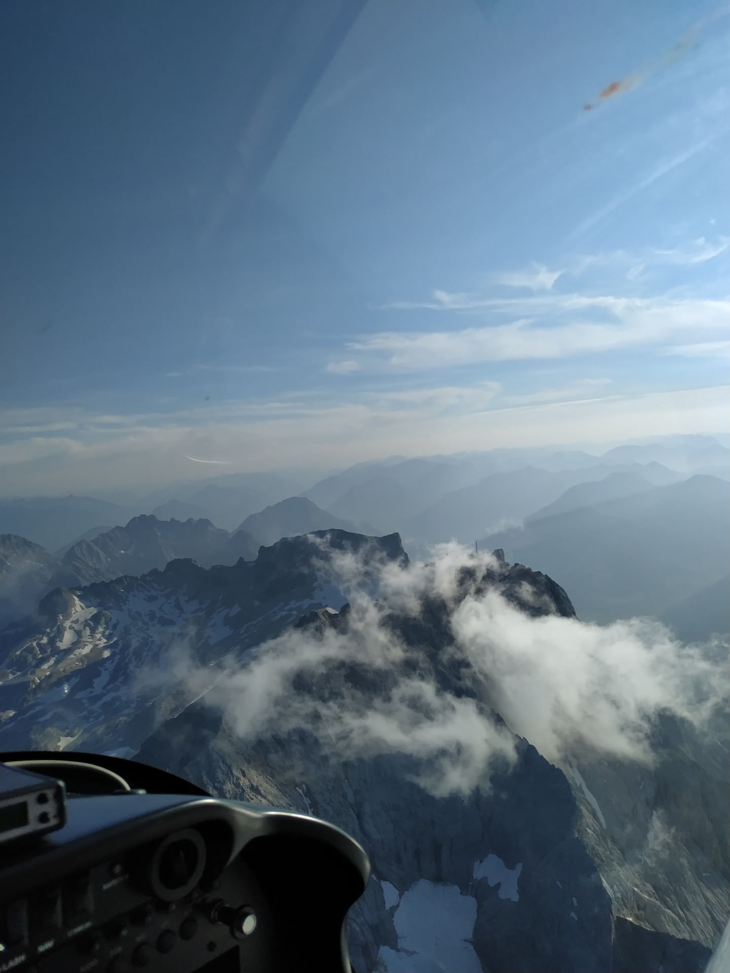 Flexibler Rundflug über die verschneite Berglandschaft