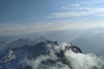 Flexibler Rundflug über die verschneite Berglandschaft