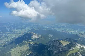 Flug über den Chiemsee und in die Alpen
