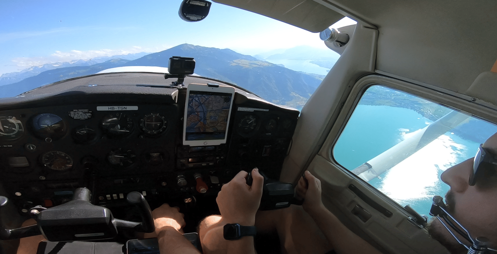 Der Passagier fliegt das Flugzeug
