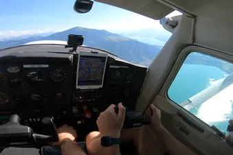 Der Passagier fliegt das Flugzeug