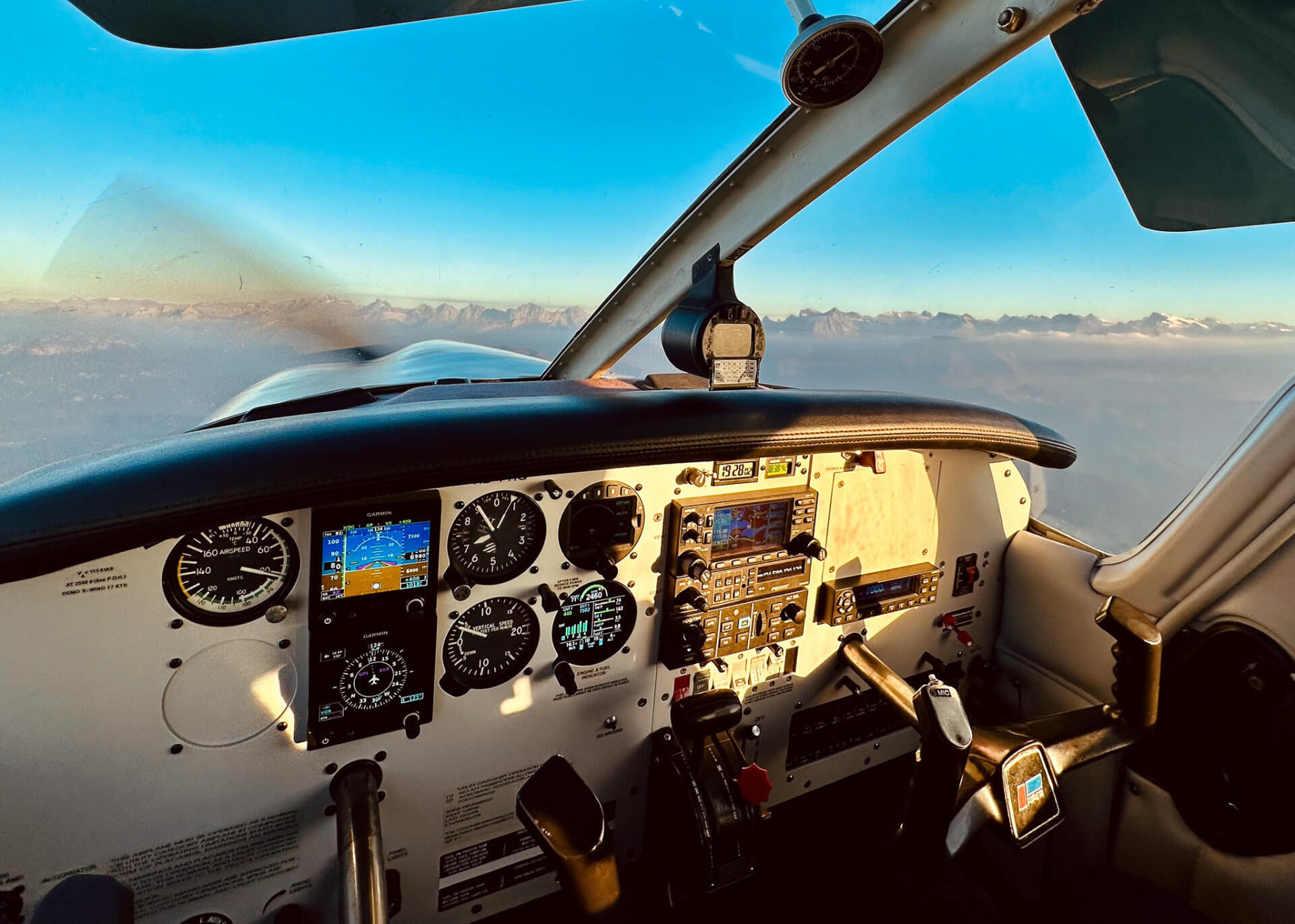 Das moderne Cockpit inkl. Autopilot