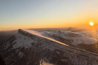 Vol au dessus du Lac de Serre-Ponçon, Pic de Bure et Ceuze