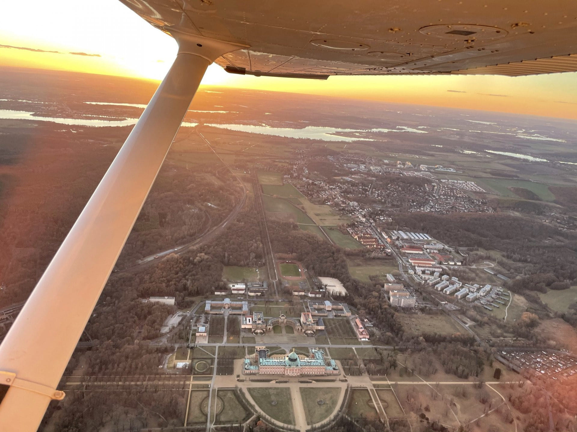 Berlin/Potsdam Umgebung (Sunset) Rundflug mit Tiefanflug BER