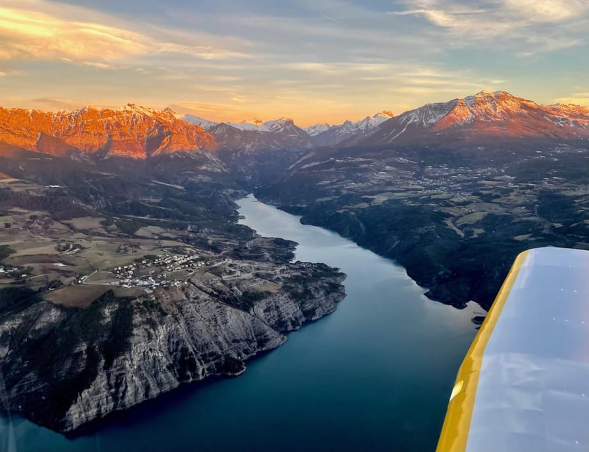 Survol du Lac de Serre-Ponçon et Demoiselles coiffées