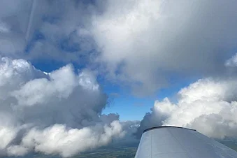Fliegen mit Ingo über den Wolken.