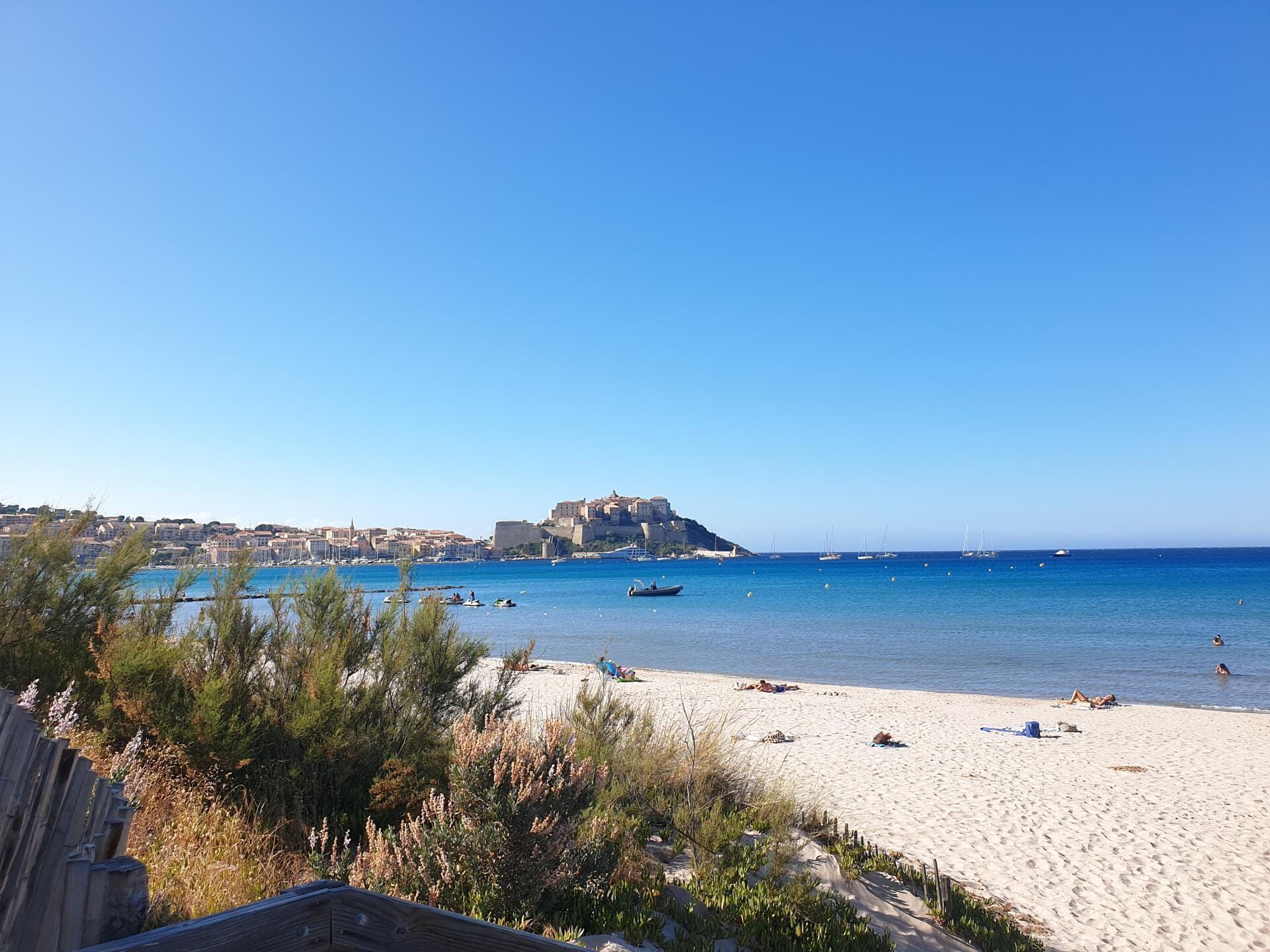 La plage à quelques minutes de l'aéroport de Calvi
