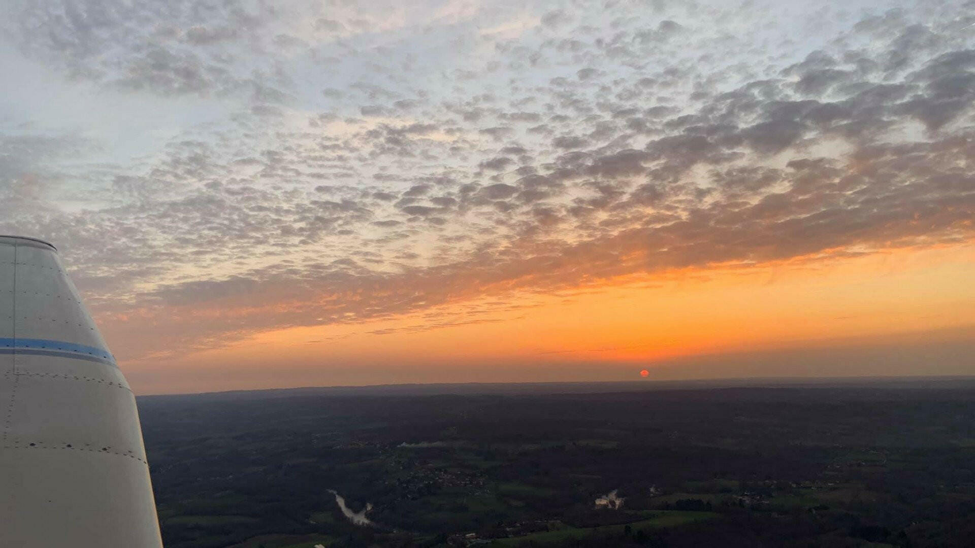 Admirons le coucher de soleil depuis le ciel !