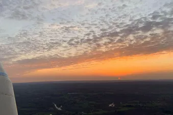 Admirons le coucher de soleil depuis le ciel !