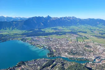 Thun, türkiser Thunersee mit der Stockhornkette im Hintergrund