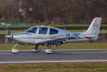 Moderne Cirrus SR22 - sicher und komfortabel